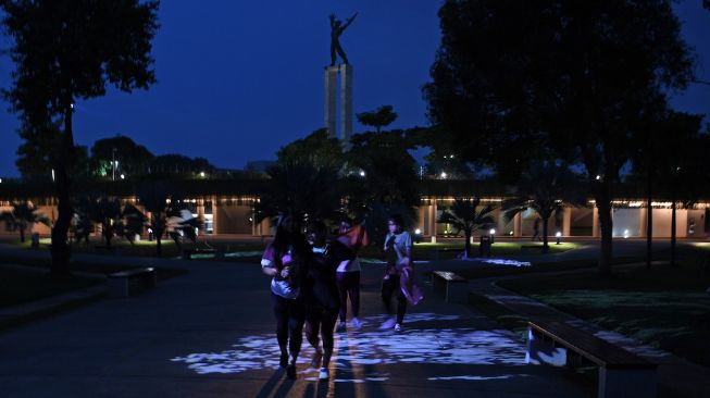 Sejumlah warga berfoto di lapangan Banteng, Jakarta, Kamis (10/9/2020).  [ANTARA FOTO/Wahyu Putro]
