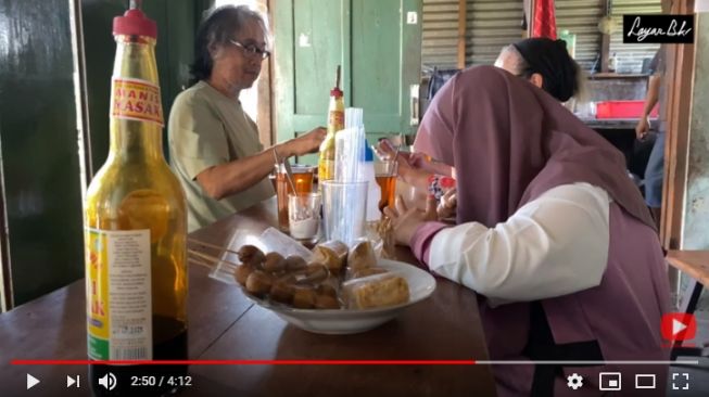 Butet bersama keluarganya menikmati kuliner soto Pak Wongso di Jl Jendral Sudirman, Yogyakarta. - (YouTube/ButetKartaredjasa)