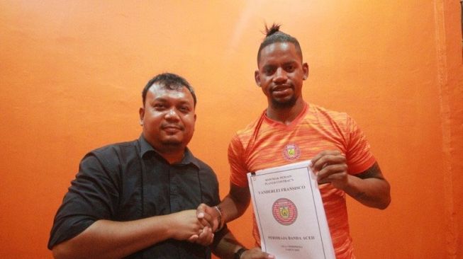  Sekretaris Umum Persiraja Rahmat Djailani (kiri) menyalami Vanderlei Fransisco, pemain asal Brazil usai penandatanganan kontrak di Kantor Persiraja di Banda Aceh, Selasa (4/2/2020). Antara Aceh/HO/Media Officer Persiraja