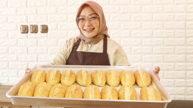 Lindawaty di toko kue miliknya, Dapur Lindawaty Cakery. [dok. pribadi]