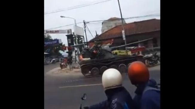 POM AD Selidiki Tank AMX-13 yang Tabrak Gerobak dan Motor Warga