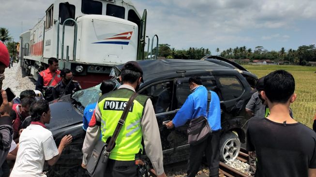 Diseruduk Kereta Api, Xenia Terseret 200 Meter di Dalamnya Ada Anak-Anak