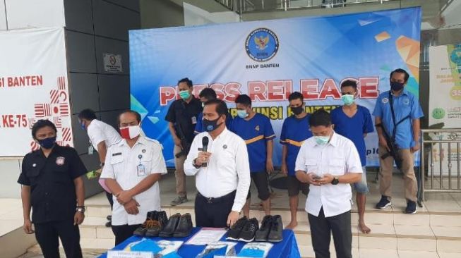 Sembunyikan Sabu Dalam Sepatu, Kurir Narkoba Asal Sumatera Diringkus Polisi