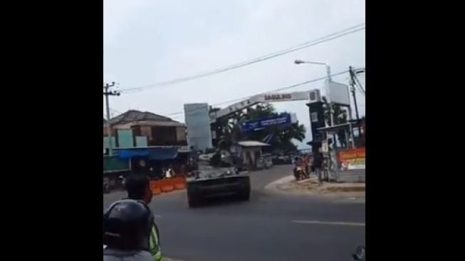 Sebuah tank tempur TNI berbobot 13 ton tabrak 4 motor di jalan kawasan Bandung, Jawa Barat. Tank itu milik YonKav. (ist)