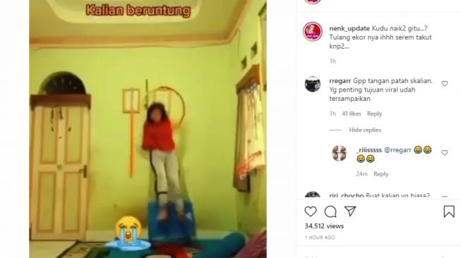 Seorang gadis bermain TikTok sambil naik ke atas meja dan terjatuh. - (Instagram/@nenk_update)