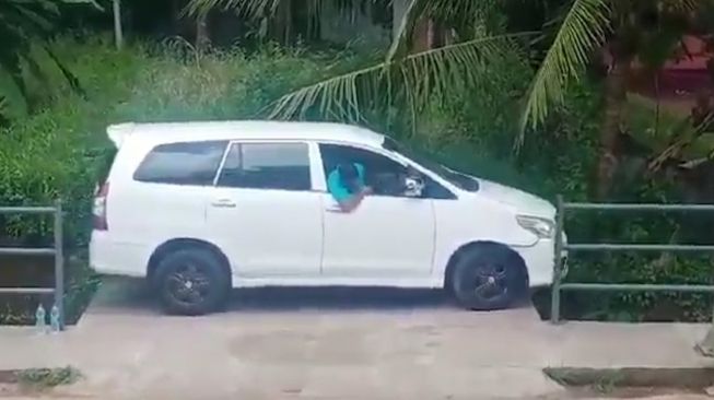 Skill Dewa, Pengemudi Mobil Ini Mampu Parkir Paralel di Tempat Super Sempit