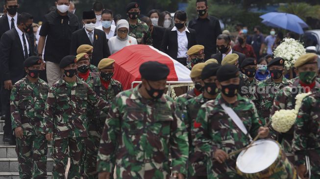 Peronel TNI mengusung peti jenazah Pendiri Kompas Gramedia/Pemimpin Umum Harian Kompas Jakob Oetama menuju liang lahat setibanya di Taman Makam Pahlawan (TMP) Kalibata, Jakarta, Kamis (10/9/2020). [Suara.com/Angga Budhiyanto]