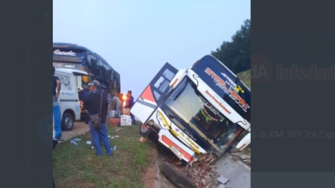 Ugal-ugalan Di Tol, Bus Penumpang Nyungsep ke Parit