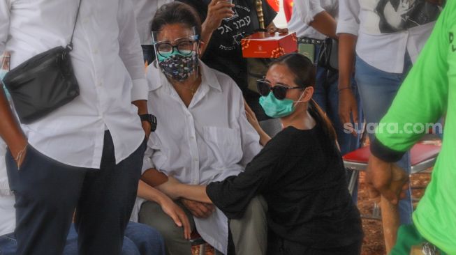 Haru keluarga iringi kepergian Penyanyi Yopie Latul saat dimakamkan di TPU Tanah Kusir, Jakarta Selatan, Kamis (10/9). [Suara.com/Alfian Winanto]