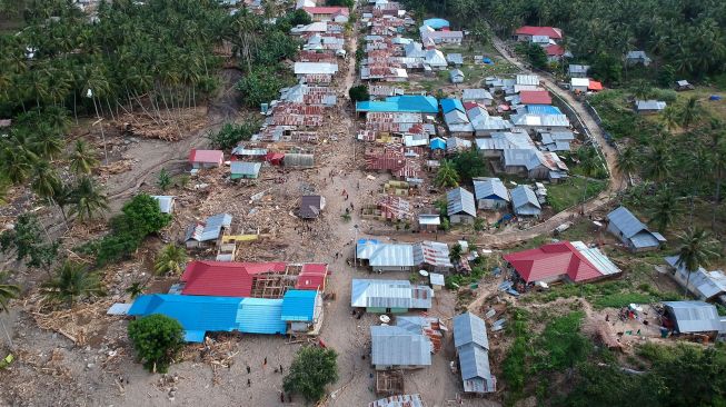 Foto aerial permukiman penduduk yang terendam material lumpur, batu dan batang pohon di Desa Mamungaa Timur, Kecamatan Bulawa, Kabupaten Bone Bolango, Gorontalo, Kamis (10/9/2020). [ANTARA FOTO/Adiwinata Solihin]