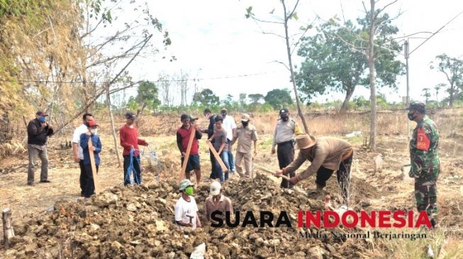 Gegara Tak Pakai Masker, Puluhan Warga Disuruh Gali Kubur Korban Covid-19