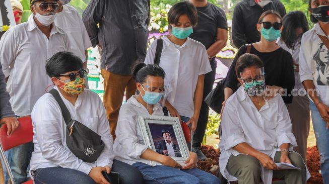 Haru keluarga iringi kepergian Penyanyi Yopie Latul saat dimakamkan di TPU Tanah Kusir, Jakarta Selatan, Kamis (10/9). [Suara.com/Alfian Winanto]