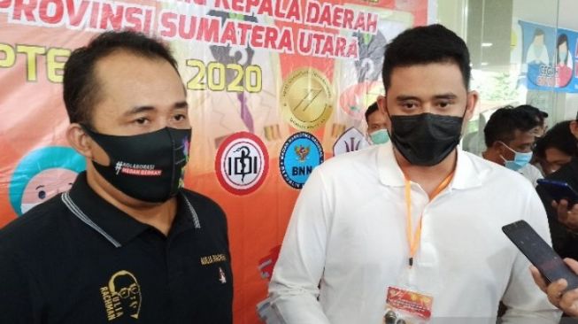 Pasangan Bobby Afif Nasution (kanan) dan Aulia Rachman (kiri) usai menjalani pemeriksaan kesehatan Rumah Sakit Umum Pusat (RSUP) Adam Malik, Rabu. (ANTARA)