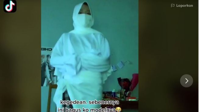 Kocak! Beli Baju Kegedean di Olshop, Pas Dipakai Malah Mirip 'Pocong'