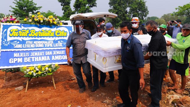 Peti Jenazah Penyanyi Yopie Latul tiba di TPU Tanah Kusir, Jakarta Selatan, Kamis (10/9). [Suara.com/Alfian Winanto]