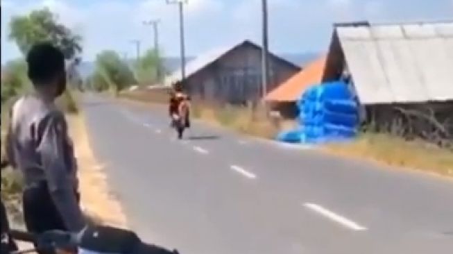 Aksi standing motor di depan polisi ini bikin deg-degan (Instagram)