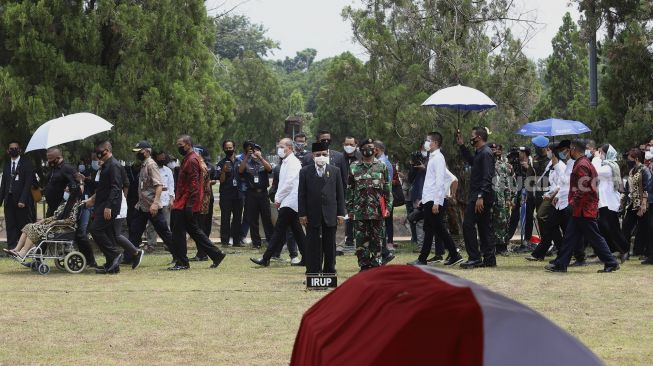 Mantan Wakil Presiden Indonesia Muhammad Jusuf Kalla menjadi Inspektur Upacara saat prosesi pemakaman Pendiri Kompas Gramedia/Pemimpin Umum Harian Kompas Jakob Oetama di Taman Makam Pahlawan (TMP) Kalibata, Jakarta, Kamis (10/9/2020). [Suara.com/Angga Budhiyanto]