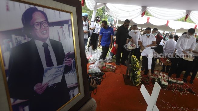 Sejumlah pelayat menaburkan bunga di atas pusara Pendiri Kompas Gramedia/Pemimpin Umum Harian Kompas Jakob Oetama di Taman Makam Pahlawan (TMP) Kalibata, Jakarta, Kamis (10/9/2020). [Suara.com/Angga Budhiyanto]