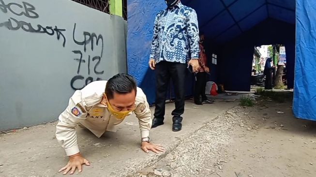 Check Poin PSBB Serang Kosong, Wakil Wali Kota Suruh 2 Pejabat Push Up