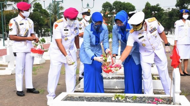 Sambut 75 Tahun TNI AL, Gubernur AAL Berdoa di TMP Kusuma Bangsa