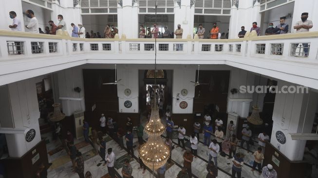 Sejumlah umat Muslim mendengarkan khotbah saat melaksanakan ibadah Shalat Jumat secara berjamaah di Masjid Cut Meutia, Jakarta, Jumat (11/9/2020). [Suara.com/Angga Budhiyanto]