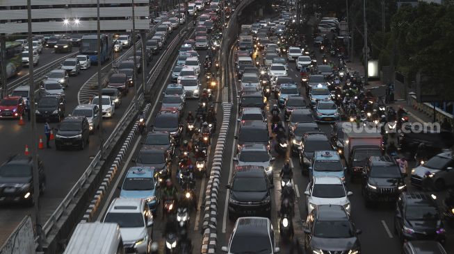 Sejumlah kendaraan terjebak kemacetan pada jam pulang kerja di Jalan Gatot Subroto, Jakarta, Jumat (11/9/2020). [Suara.com/Angga Budhiyanto]