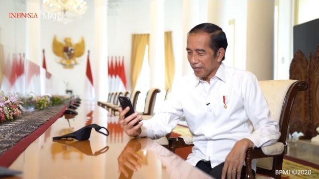 Presiden Jokowi video call dengan guru SMP 7 Padang. (Youtube Sekretariat Presiden)