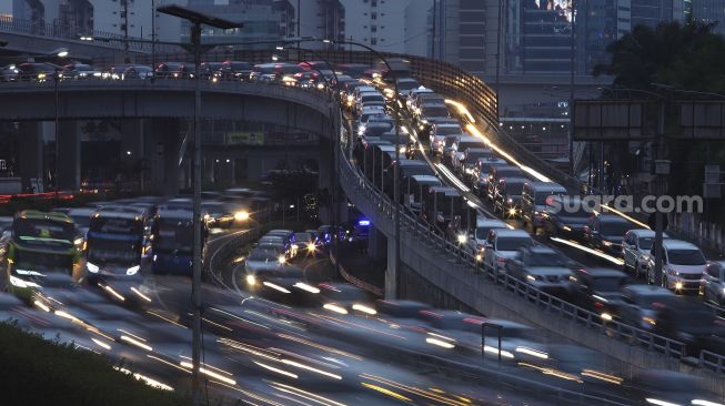 Sejumlah kendaraan terjebak kemacetan pada jam pulang kerja di Jalan Gatot Subroto, Jakarta, Jumat (11/9/2020). [Suara.com/Angga Budhiyanto]