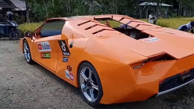 Sebuah video bikin heboh karena seorang petani di Aceh mengangkut padi menggunakan supercar Lamborghini. (youtube EJ LAMBO)