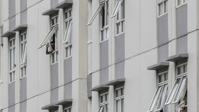 Pasien COVID-19 berada di salah satu tower di Rumah Sakit Darurat Penanganan COVID-19 Wisma Atlet Kemayoran, di Jakarta, Jumat (11/9/2020). [ANTARA FOTO/Ariella Annasya]