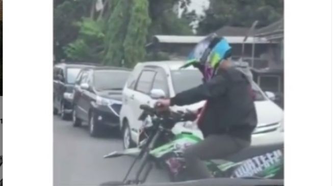 Viral Aksi Pemotor Bikin Emosi Pemobil Di Jalanan, Penyebabnya Sepele