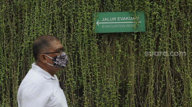 Warga menggunakan masker saat melintas di trotoar jalan protokol MH Thamrin, Jakarta Pusat, Jumat (11/9/2020). [Suara.com/Angga Budhiyanto]