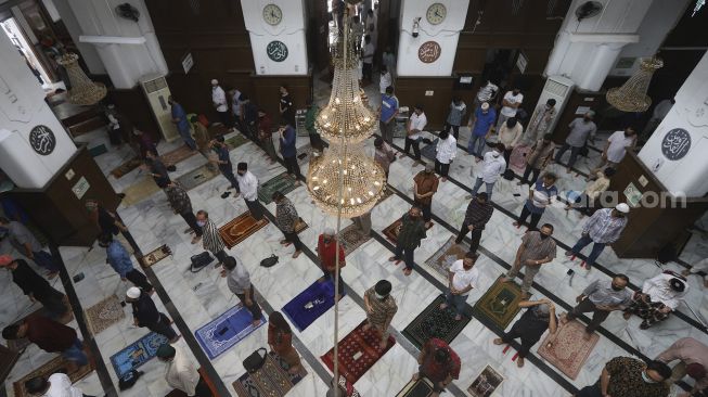 Sejumlah umat Muslim melaksanakan ibadah Shalat Jumat secara berjamaah di Masjid Cut Meutia, Jakarta, Jumat (11/9/2020). [Suara.com/Angga Budhiyanto]