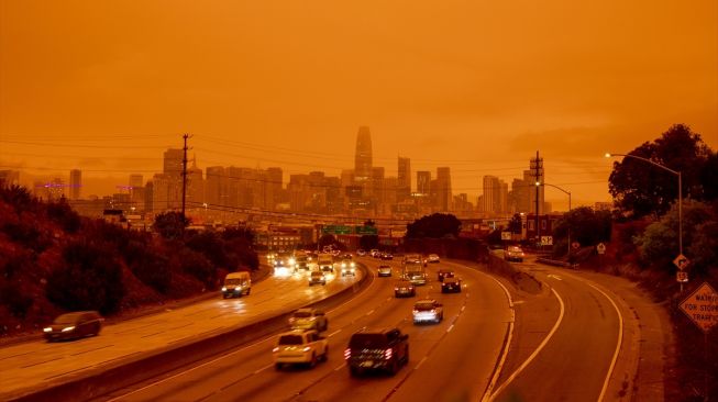 Pemandangan kabut asap berwana oranye menyelimuti San Fransisco, California, Amerika Serikat, Rabu (9/9). [Foto/Anadolu Agency]