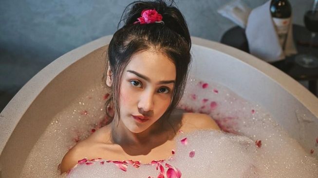 Foto Telanjang Mirip Anya Geraldine Terungkap dari Gelang Tali