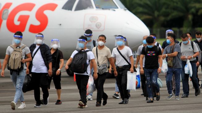 Puluhan Tenaga Kerja Asing (TKA) asal China meninggalkan pesawat seusai mendarat di Bandar Udara Cut Nyak Dhien Kabupaten Nagan Raya, Aceh, Jumat (11/9/2020). [ANTARA FOTO/Syifa Yulinnas]

