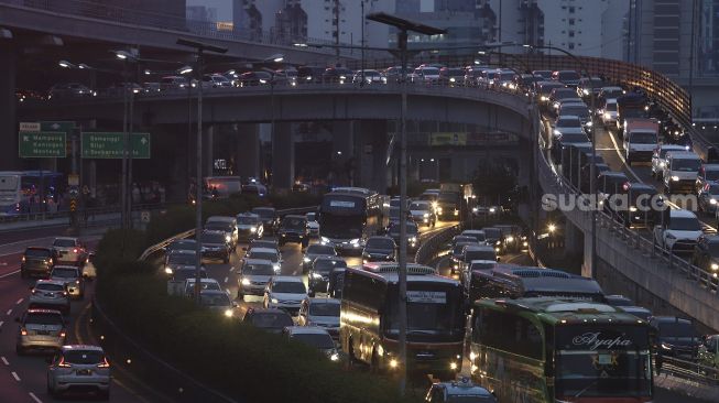Sejumlah kendaraan terjebak kemacetan pada jam pulang kerja di Jalan Gatot Subroto, Jakarta, Jumat (11/9/2020). [Suara.com/Angga Budhiyanto]