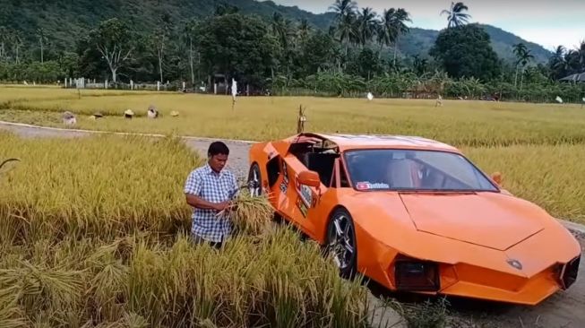 Sebuah video bikin heboh karena seorang petani di Aceh mengangkut padi menggunakan supercar Lamborghini. (youtube EJ LAMBO)