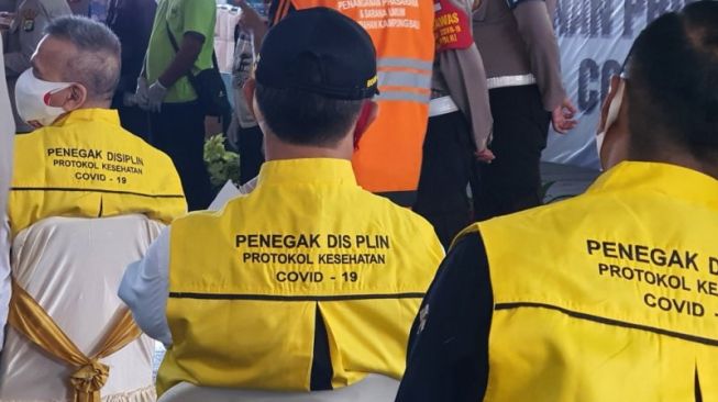 Lulung di Acara Bagi-bagi Rompi Buat 18 Ormas Tanah Abang Pengawas Covid