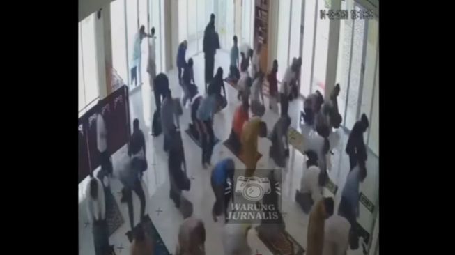 Suruh Anak Kecil, Pria Curi Tas Milik Jemaah Salat Zuhur Terekam CCTV