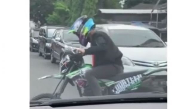 Pemotor dibikin bingung dengan motornya sendiri (Instagram)