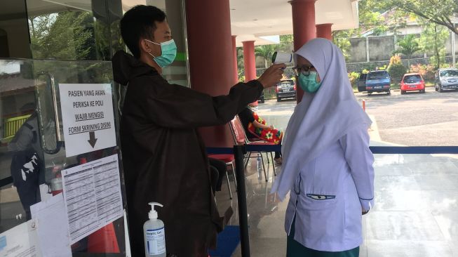 Covid-19 Terus Meningkat, Mahasiswa Keperawatan UMM Terjun Sebagai Relawan