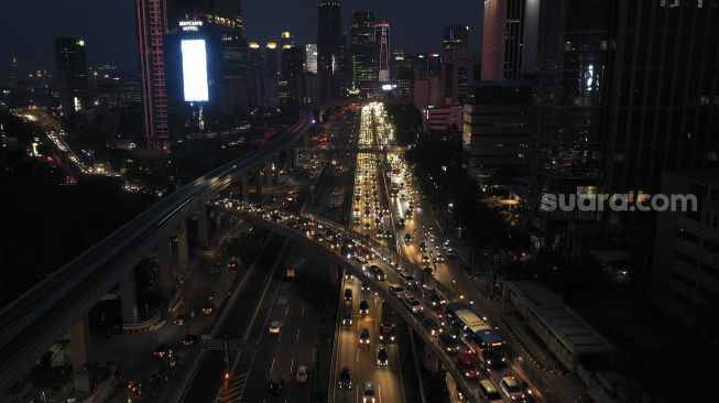 Foto udara sejumlah kendaraan terjebak kemacetan pada jam pulang kerja di Jalan Gatot Subroto, Jakarta, Jumat (11/9/2020). [Suara.com/Angga Budhiyanto]