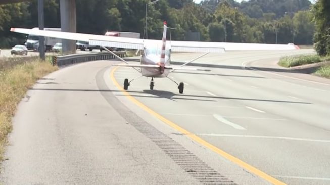 Pesawat Mendarat Dadakan Di Jalan Tol, Bikin deg-degan Pemobil