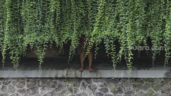 Seorang anak bermain di kawasan Kebon Melati, Jakarta Pusat, Jumat (11/9/2020). [Suara.com/Angga Budhiyanto]