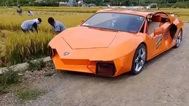 Sebuah video bikin heboh karena seorang petani di Aceh mengangkut padi menggunakan supercar Lamborghini. (youtube EJ LAMBO)