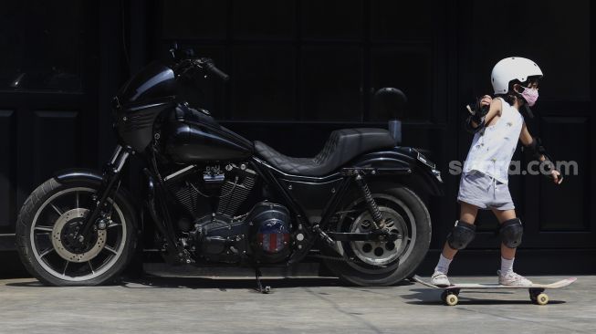 Seorang anak menggunakan masker saat berlatih skateboard di Crooz School of Skate di kawasan Duren Tiga, Jakarta, Sabtu (12/9/2020). [Suara.com/Angga Budhiyanto]