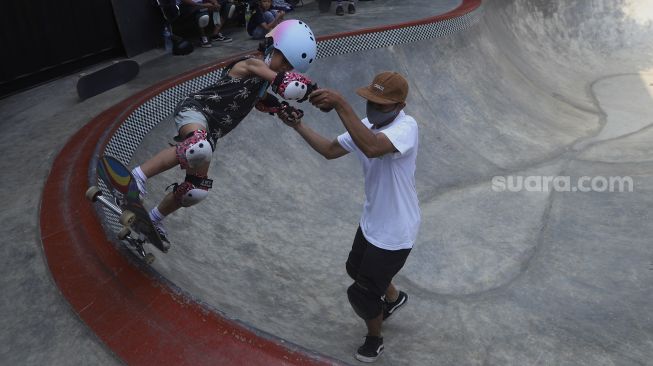 Seorang anak berlatih skateboard di Crooz School of Skate di kawasan Duren Tiga, Jakarta, Sabtu (12/9/2020). [Suara.com/Angga Budhiyanto]