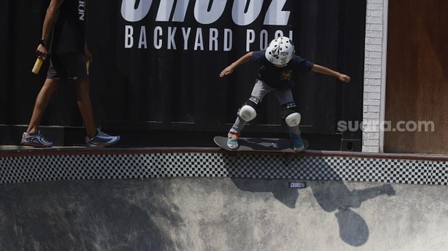 Seorang anak berlatih skateboard di Crooz School of Skate di kawasan Duren Tiga, Jakarta, Sabtu (12/9/2020). [Suara.com/Angga Budhiyanto]