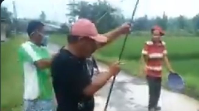 Potret Bapak-bapak Saat Mancing Bikin Salah Fokus, Tempatnya Jadi Sorotan